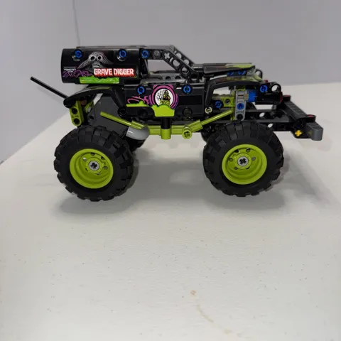LEGO TECHNIC: Monster Jam Grave Digger (42118) READ