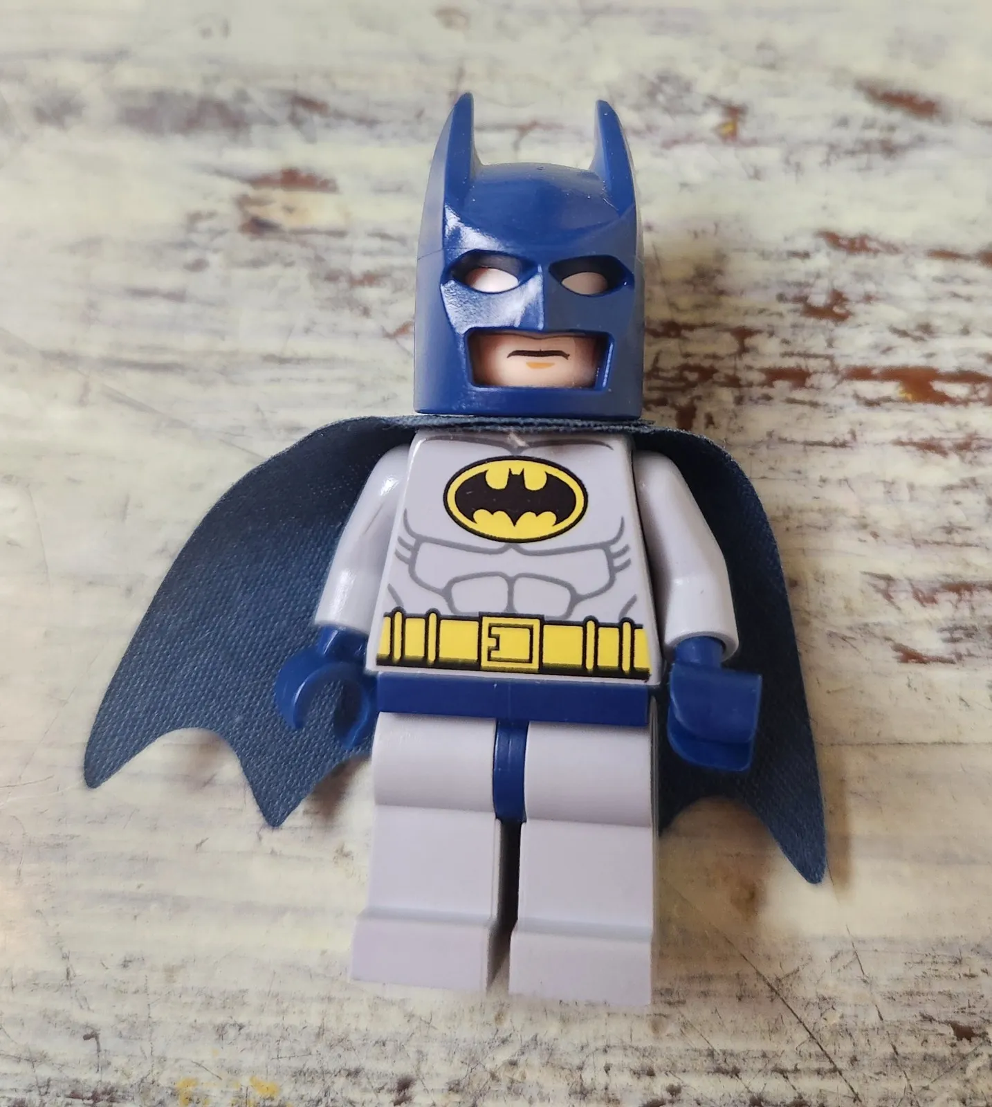 LEGO Batman Minifigure sh0025 Dark Blue Cowl Cape Gray Suit Yellow Belt