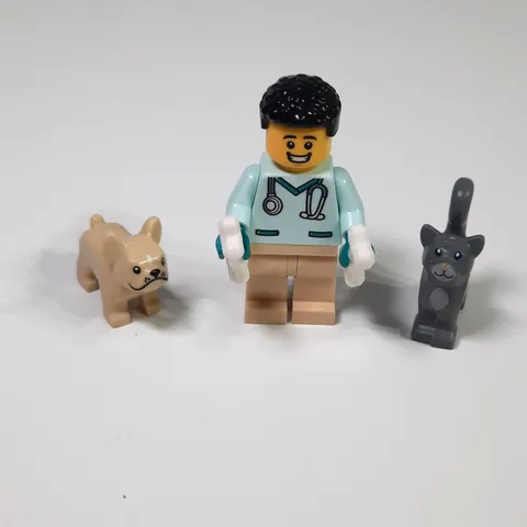 LEGO City cty1533 Veterinarian Minifigure w Dog Cat Animals & Bones Lot