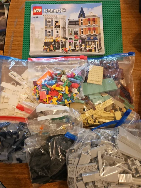 Lego Kit 10255 Creator Expert Assembly Square 100% Complete No Box