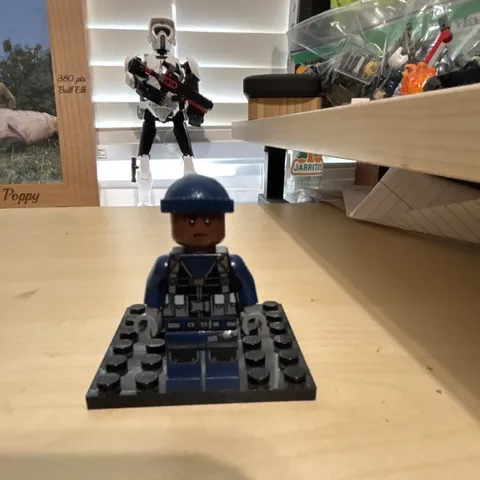 LEGO Minifigure Jurassic world with dart gun good con