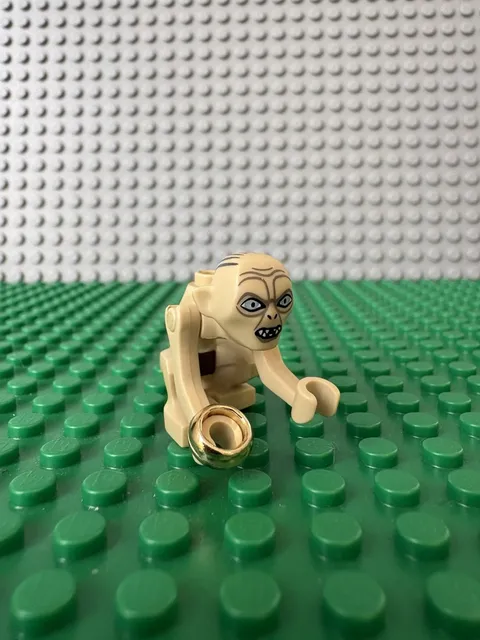 Authentic LEGO LOTR Gollum Wide Eyes Minifigure w/ring