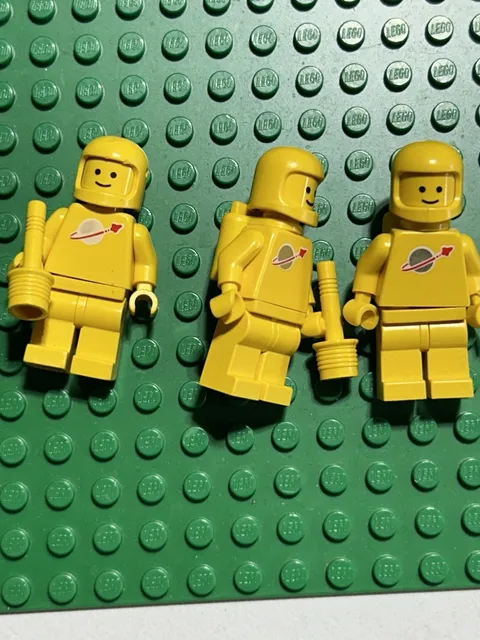 Lego Mini-Figure #sp007: Classic Space- Yellow, Original lot of 3 minifigs