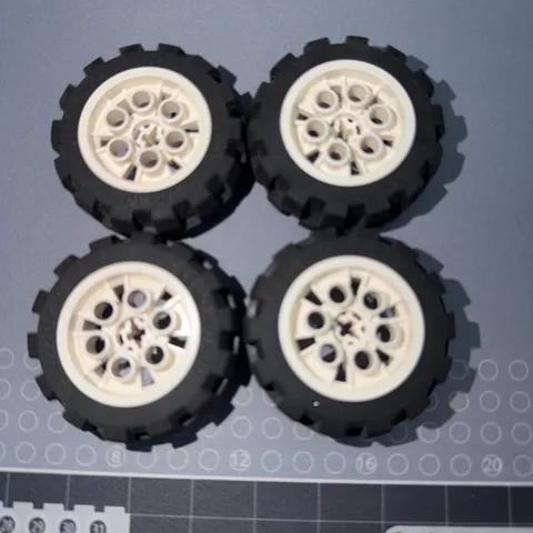 Lego Technic 20x30 Balloon Off Road Tires With 4266 White Rims Replacement Parts