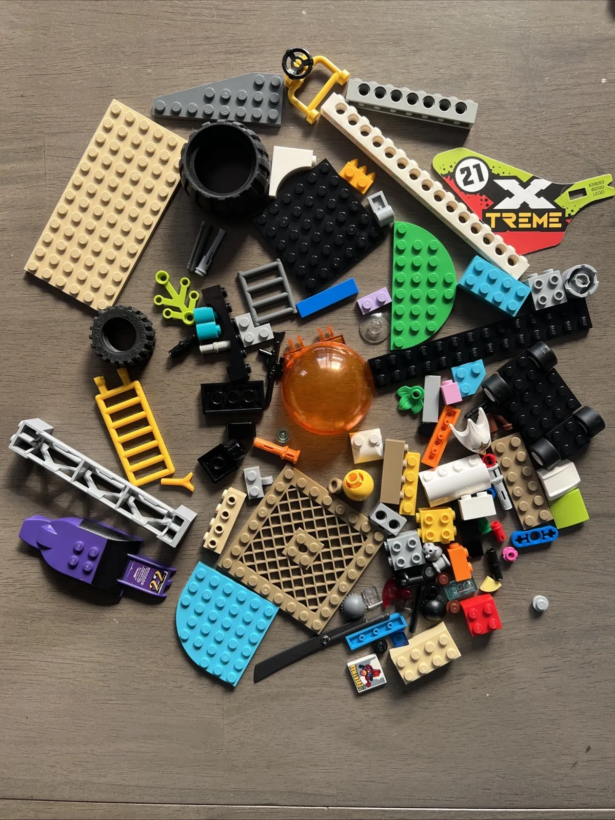 LEGO Lot 100 Pieces Mixed Star Wars City Space Friends Chima Racing Multicolor