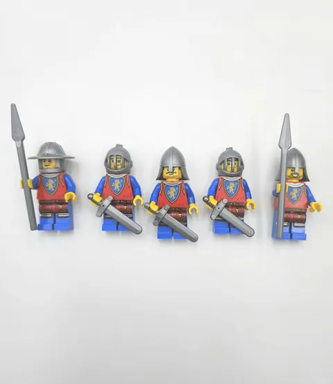 LEGO CASTLE KNIGHTS LION KNIGHTS x5 MINIFIGURES LOT OF 5 NEW WITH WEAPONS 