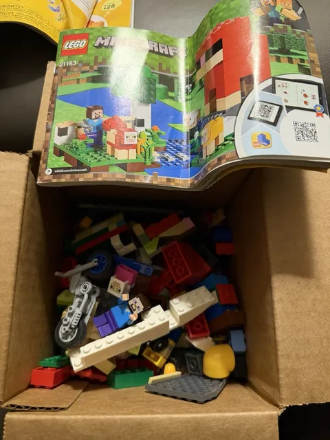 Lego Lot Almost 2 Pounds Minecraft Wolverine, Ect Figures/animal Vehicle, Ect 