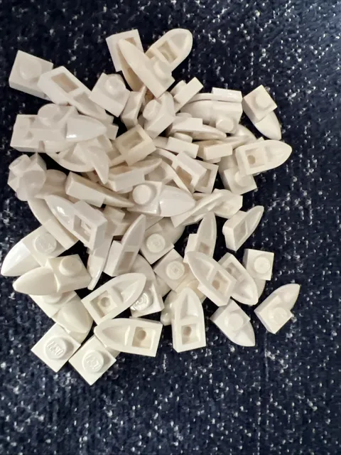 LEGO 49668 White Plate, Modified 1 x 1 with Tooth Horizontal 60 Pieces