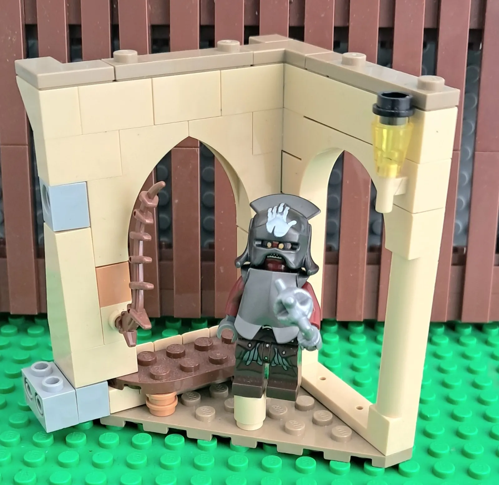 LEGO Lord of the Rings Minifigure lor022 Uruk-Hai Orc Handprint Helmet LOTR