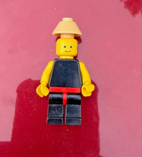 LEGO Minifigure Tan Conical Asian Hat Plain Black Torso Red Fighter Red Belt