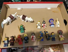 LEGO Minifigures Mixed Lot w/ Accessories & White Wolf Animal Figures