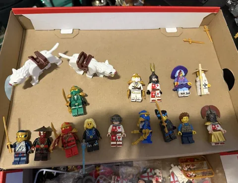 LEGO Minifigures Mixed Lot w/ Accessories & White Wolf Animal Figures