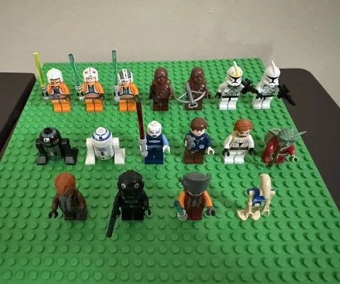 LEGO Star Wars 2008 Lot of 17 Minifigures. (Santa Yoda, Asajj Ventress included)