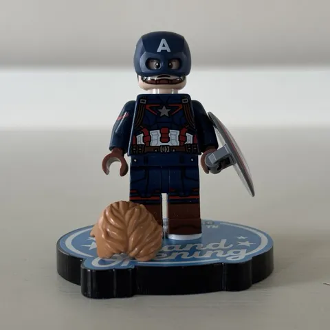 LEGO Marvel Captain America Minifigure w/ Shield