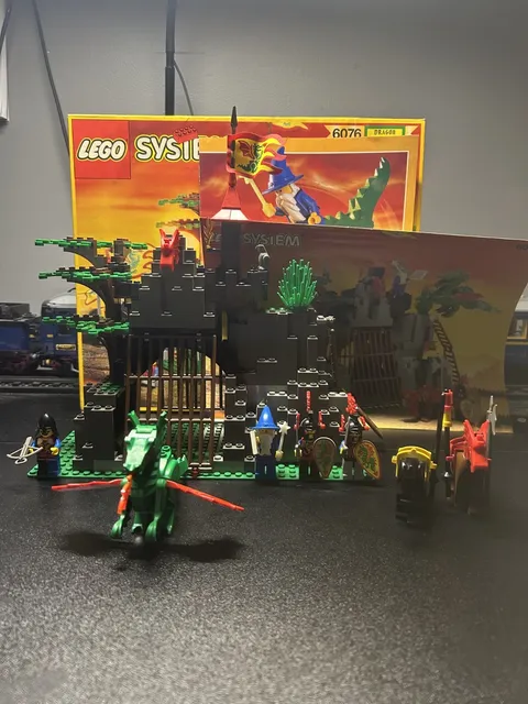 LEGO Castle: Dark Dragon's Den (6076)