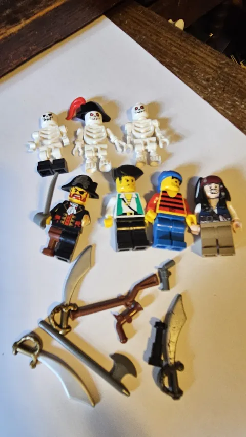 Lot of Lego 4 pirates, 3 skeletons, accessories Capt Jack Sparrow Capt Brickbear