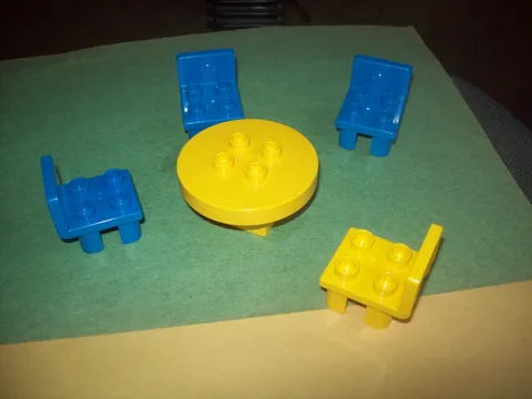 LEGO DUPLO FURNITURE  ROUND TABLE AND 4 CHAIRS FAMILY HOME FROM 199Os