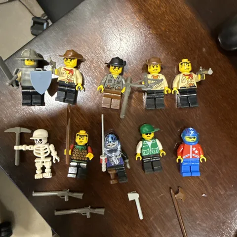Lot of 10 random Lego Minifigs with accessories.knights, Cowboys,Skeleton,pirate