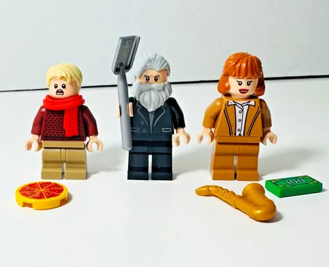 LEGO 21330 Home Alone Marley, Kevin McCallister & Kate McCallister Minifigures