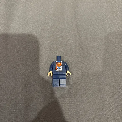 LEGO - Minifig, Torso, Arms/Hands, Legs Rumpled White Shirt w/ Superman 'S' Logo