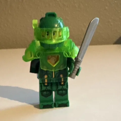 LEGO NEXO KNIGHTS Aaron Fox Green Knight Minifigure w/ Sword & Shield nex021