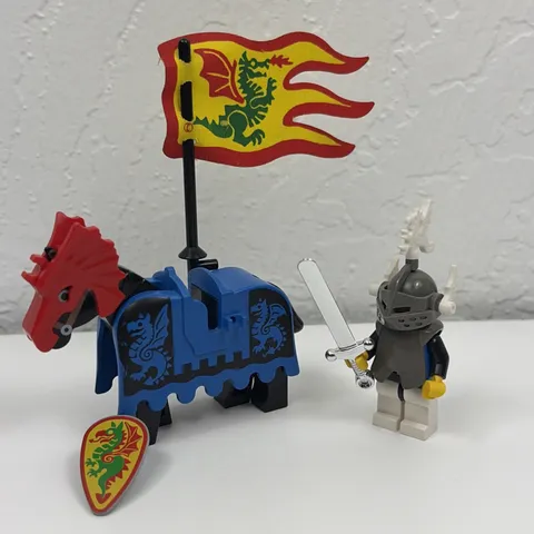 LEGO Black Knight Castle Minifigure White Dragon Plumes 6086 Flag Horse Barding