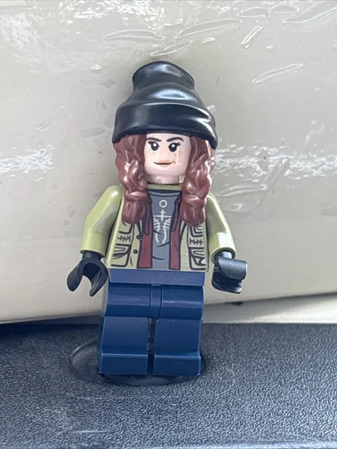 LEGO Maisie Lockwood - Olive Green Jacket, Black Beanie Jurassic World