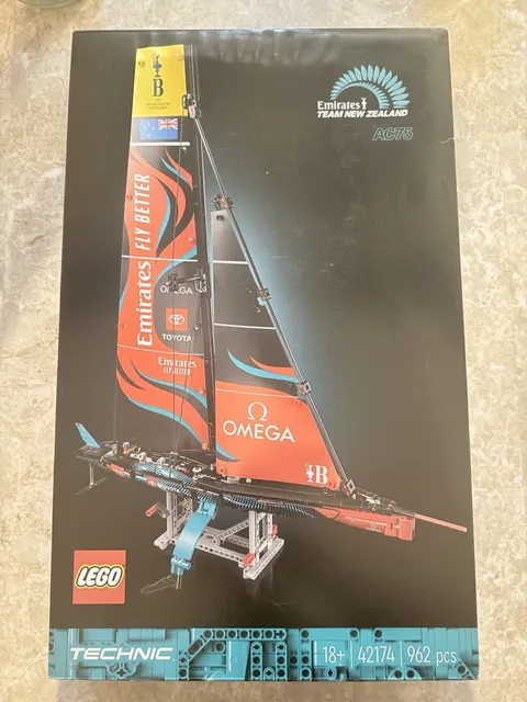 LEGO TECHNIC: Emirates Team New Zealand AC75 Yacht 42174 New