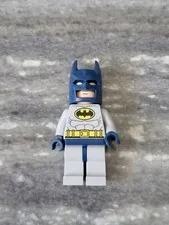 LEGO DC Super Heroes - Batman - Light Bluish Gray Suit with Yellow Belt -No Cape