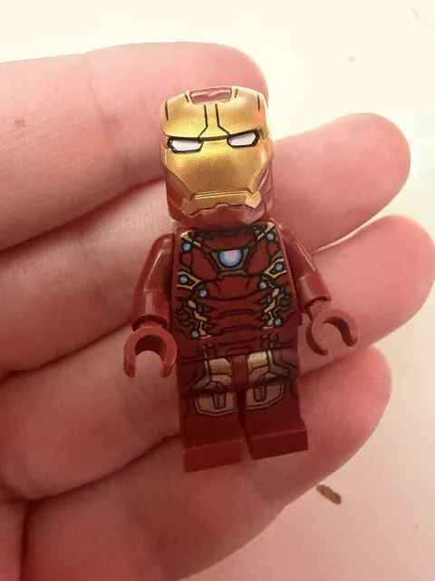 Lego Iron Man Minifigure Mark 47 Armor Marvel Super Heroes 76083 sh0405