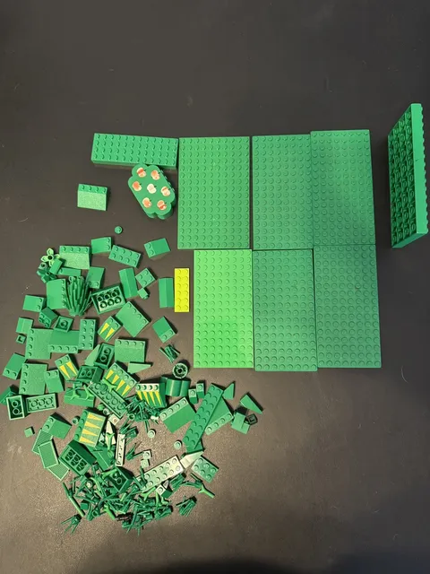 LEGO Lot of 11oz Random Green LEGO pieces 
