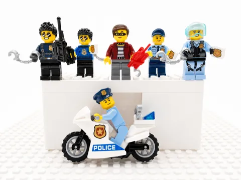 Lot of LEGO Police Officers! 5 Cops + 1 Robber! With Motorcycle and Accessories