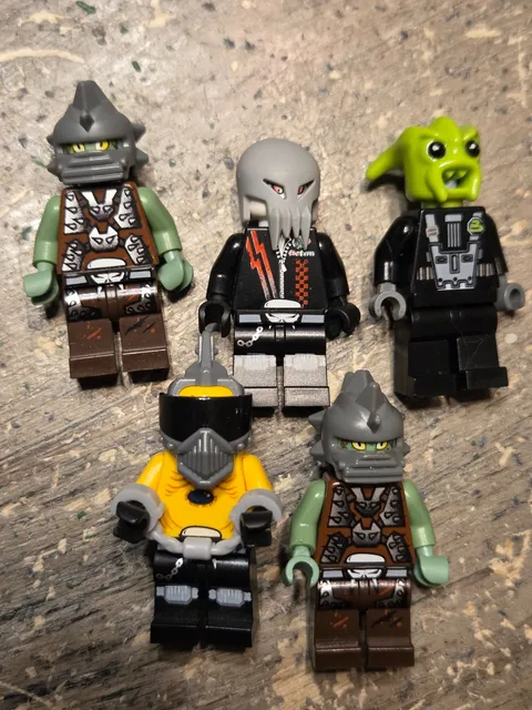 LEGO Space Police 3 Alien Slizer , Rench and Snake skull with helmets lot of 5