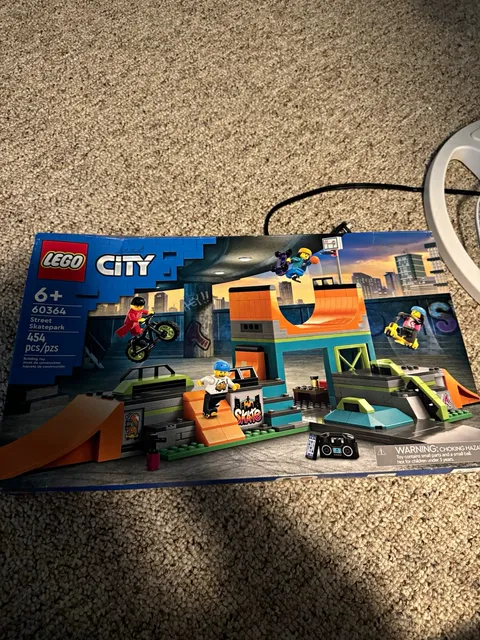 LEGO City Street Skatepark 60364 Complete Set 454 pcs RETIRED Box DAMAGE SEALED)