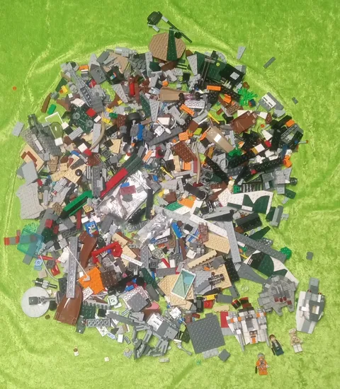 4.7 lbs Lot of Assorted LEGOS (Bricks, Pieces and Parts) Bulk Star Wars Mini fig