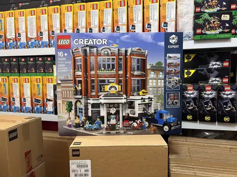 LEGO 10264 CORNER GARAGE PACK IN SEALED BAG NO RETAIL BOX