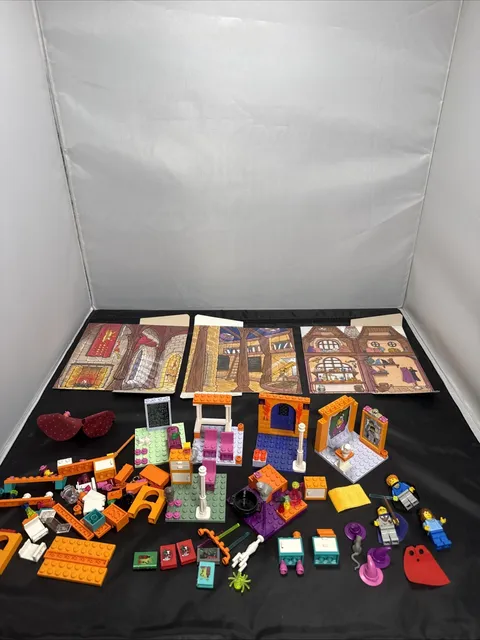 LEGO Harry Potter: Gryffindor House 4722 Building Set with Minifigure Retired