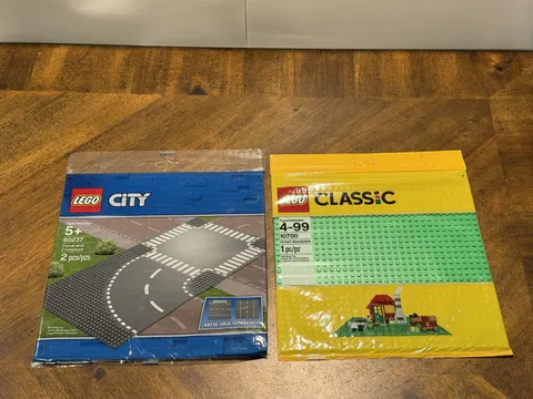 LEGO 60237 City Curves & Crossroad - 10700 Classic Green Base Factory sealed -