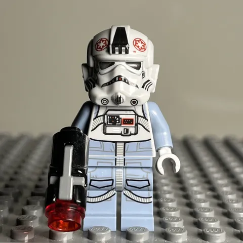 LEGO Minifigure sw1104 - AT-AT Driver Dark Red Imperial Logo Cheek Lines 3C