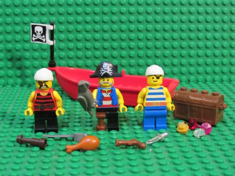 Lot of Vintage Lego Pirates Minifigures Boat Flag chest gold gems parrot QH34