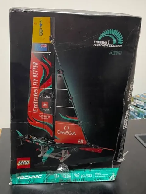 LEGO 42174 Emirates Team New Zealand AC75 Yacht DAMAGED Box FREE SHIPPING