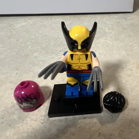 LEGO Minifigures Marvel Studios 71031 Wolverine w/ Claws Stand & 2 Heads