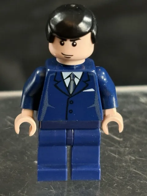 Lego Bruce Wayne minifigure 7783 Batcave: Penguin Freeze Invasion 
