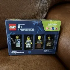 LEGO (5004422) Warriors Minifigure Collection 2016 Bricktober Toys R US