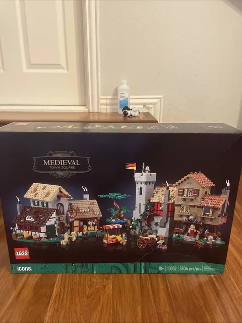 LEGO Icons: Medieval Town Square (10332)