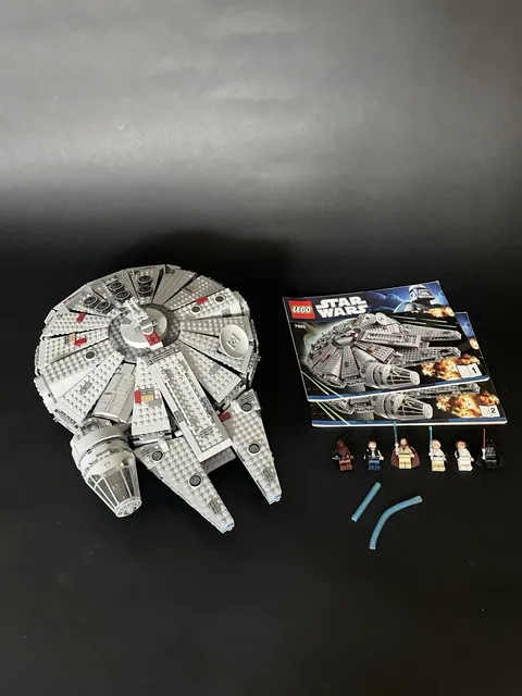 LEGO Star Wars: Millennium Falcon (7965)