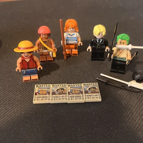 LEGO ONE PIECE 75639 All 5 Minifigures WITH 3  Wanted Posters 2 Monkey D Luffy