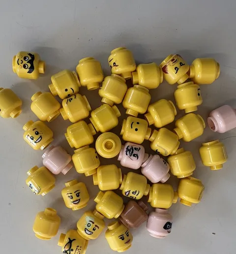 LEGO - Lot Of 42 Random Minifigure Heads Yellow Light Nougat Reddish Brown