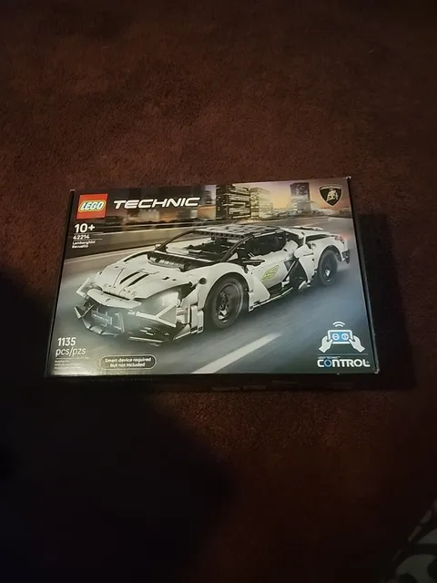Authentic LEGO TECHNIC Lamborghini Revuelto (42214) 1135 Pieces BRAND NEW