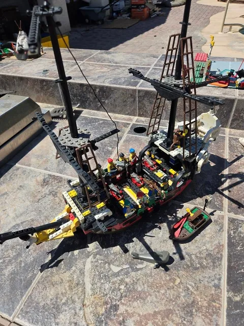 LEGO Pirates: 93' Skull's Eye Schooner (6286) Missing Sails & Slightly Modified